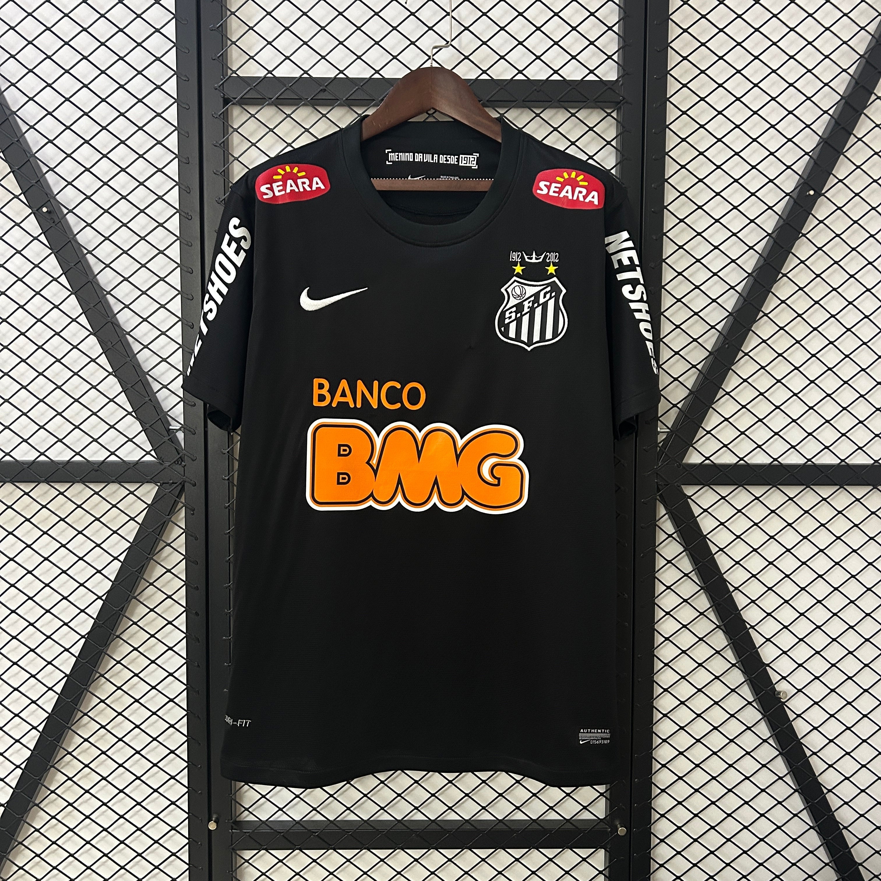 Maillot de football Santos Retro 25/26 noir, marque Le 12 -ème Maillot, avec logo et détails vintage visible.