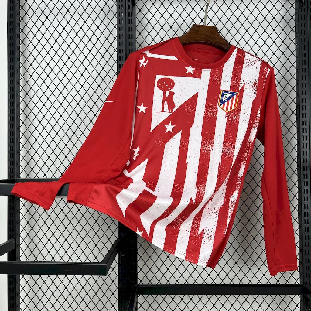Maillot de entraînement à manches longues de l'Atlético Madrid 2025-26, marque Le 12 -ème Maillot, vue de face.