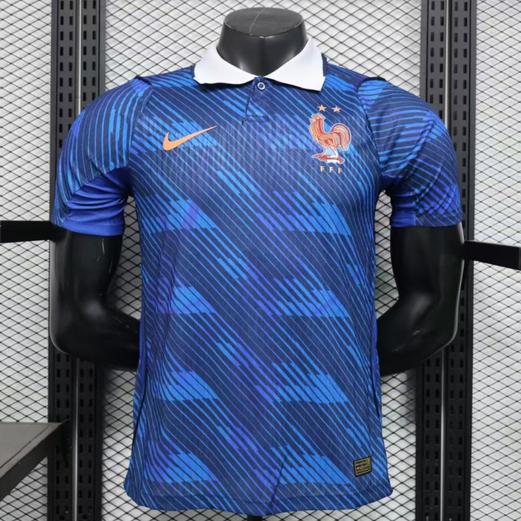 Maillot domicile 25/26 de la France de Le 12 -ème Maillot, maillot de football avec logo officiel et design de l'équipe nationale.
