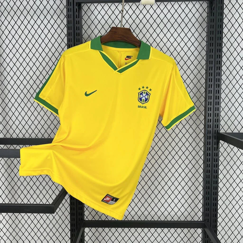 Maillot Brésil de football 1997 rétro, jersey de sport de la marque Le 12 -ème Maillot, vu de face avec détails colorés.