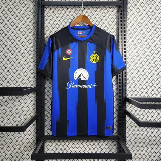 Maillot domicile de l'Inter Milan 2023-2024, marque Le 12-ème Maillot, en tissu avec logo et design officiel.