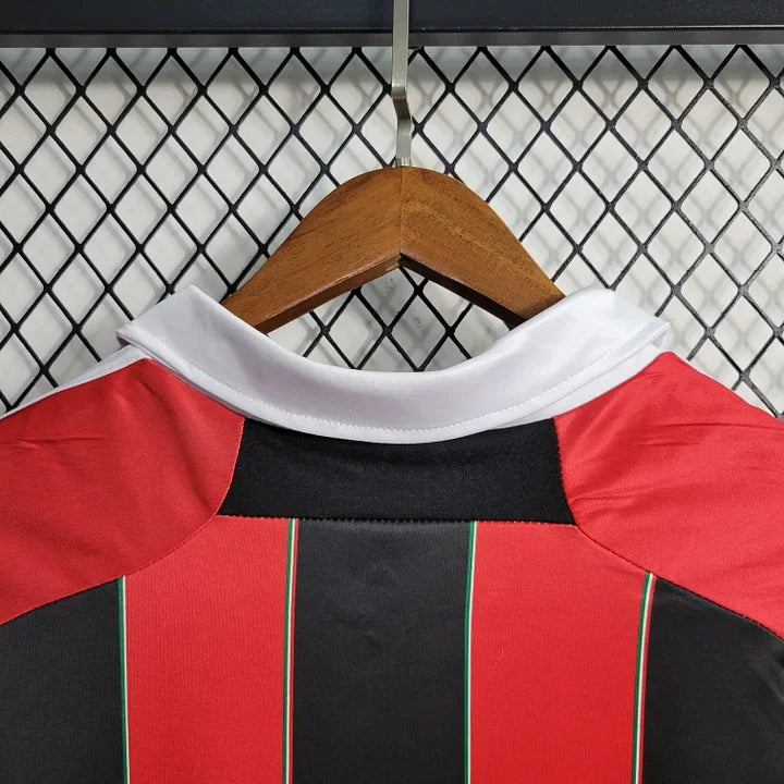 Maillot rétro AC Milan 2012-2013 de la marque Le 12 -ème, vue de face avec logo et détails du maillot.