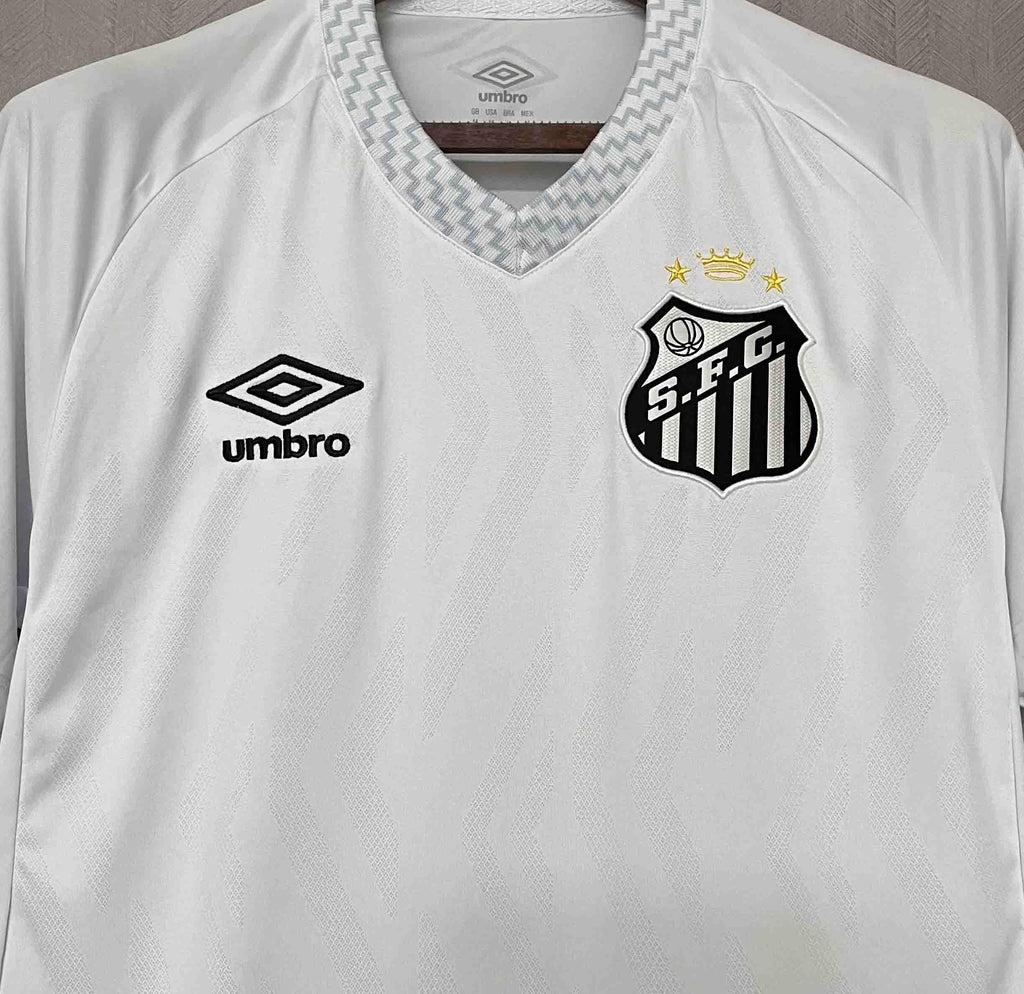 Maillot de football Santos 2025-26, noir et blanc, avec logo de l'équipe, porté par un mannequin, vue de face.
