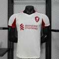 Maillot extérieur Liverpool 25/26 Le 12 -ème Maillot, maillot de football avec logo et design officiel visible.