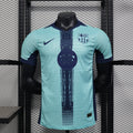 Maillot 25/26 Barcelone Player Le 12 -ème Maillot, maillot de football bleu avec logo et numéros, vue frontale.