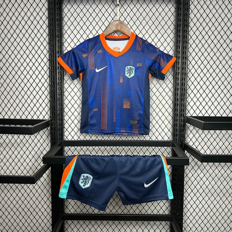 Kit enfant Pays-Bas extérieur 2024/2025 de Le 12 -ème Maillot, maillot et short avec logo orange et bleu, vue de face