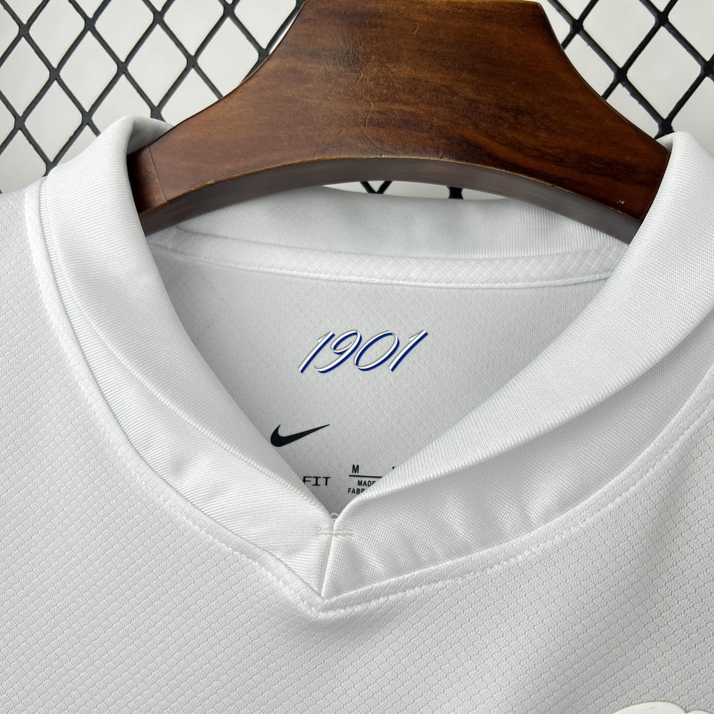Maillot Tottenham Concept 2026-27 de Le 12 -ème Maillot, maillot de football avec logo et design moderne, vue de face.