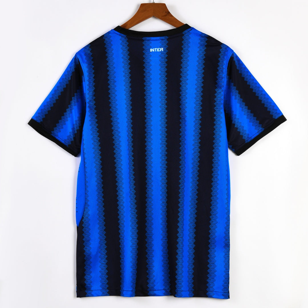 Maillot domicile rétro de l'Inter Milan 2010-2011, signé par la marque Le 12-ème Maillot, avec les couleurs traditionnelles du club.
