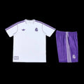 Ensemble Real Madrid avec maillot de football Le 12-ème Maillot, logo du club et détails en blanc sur fond blanc.