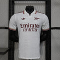 Maillot de football Arsenal 25-26 ans Le 12 -ème Maillot, maillot officiel avec logo de l'équipe et détails de design.