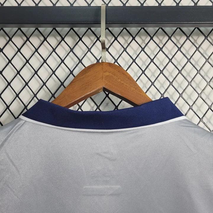 Maillot Paris Retro 2000 de Le 12 -ème Maillot, vue du devant avec logo et détails vintage, en tissu élégant et coloré.