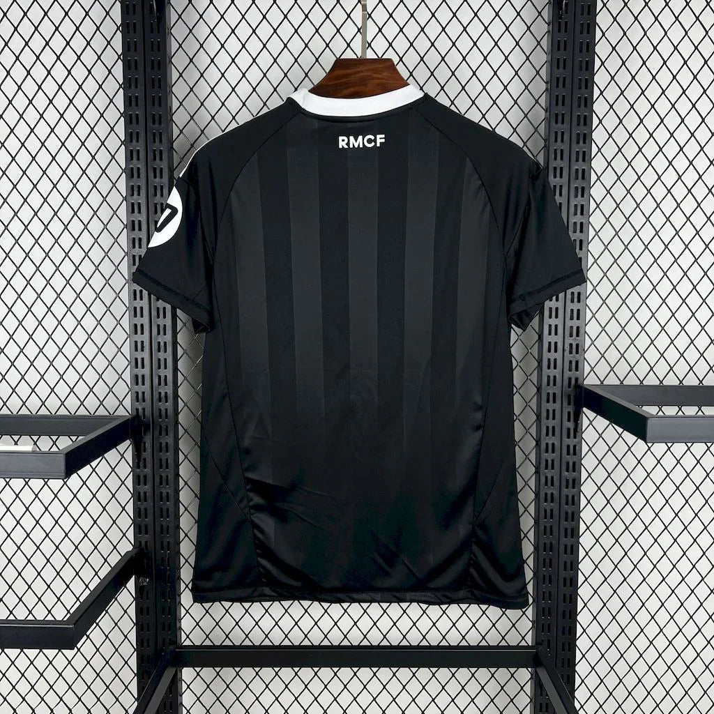 Maillot d'entraînement Real Madrid 2025-26, marque Le 12 -ème Maillot, vue du maillot blanc avec logo et détails de l'équipe.