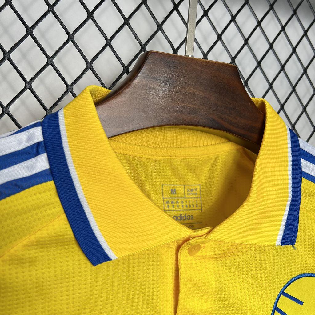 Maillot extérieur Leeds United 2024-25 de la marque Le 12 -ème Maillot, vue de face avec logo et détails du maillot.