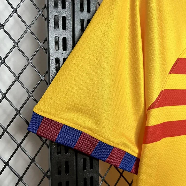 Maillot de football FC Barcelone 2024-2025 troisième, Le 12 -ème Maillot, vue de face avec logo et design distinctif.