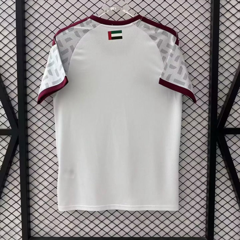 Maillot domicile des Émirats Arabes Unis 2025/26, marque Le 12 -ème Maillot, en bleu avec logo national et détails sportifs.