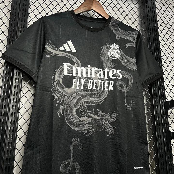 Maillot de football Real Madrid 2024-2025 en noir, marque Le 12 -ème Maillot, vue front avec logo et détails du maillot.