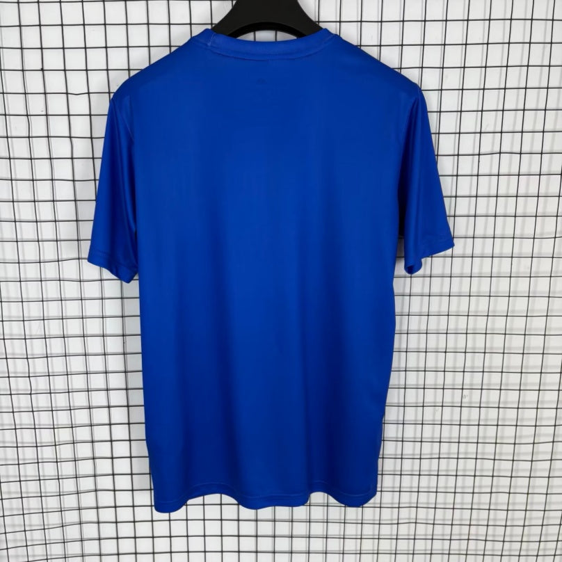 Maillot de football Real Madrid 25/26 en bleu, modèle spécial de la marque Le 12 -ème Maillot, vue de face.