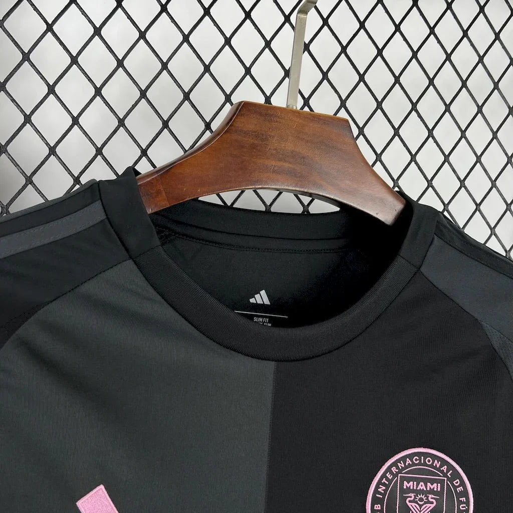Maillot à manches longues Inter Miami 2025-26, marque Le 12 -ème Maillot, vue du devant avec logo et design sportif.