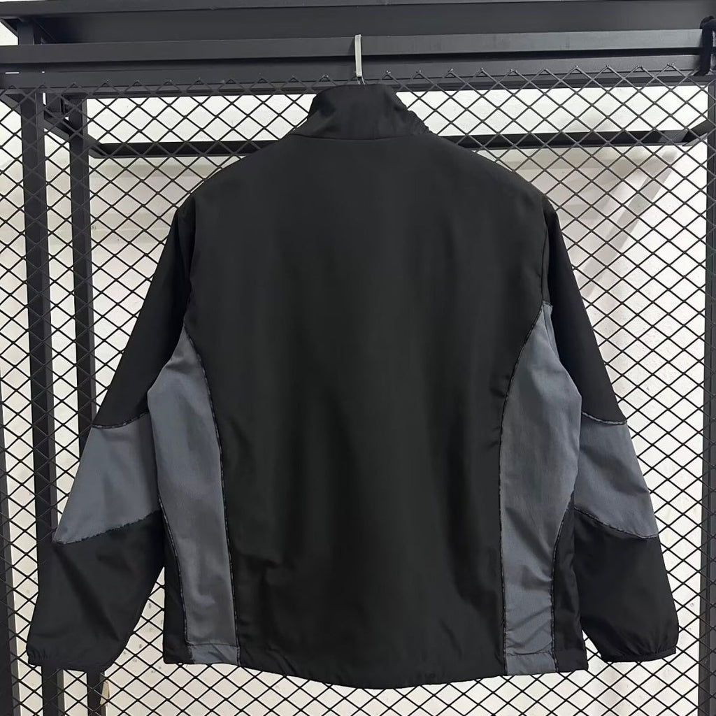 Veste coupe-vent réversible Le 12 -ème Maillot Dortmund, légère, avec design contrasté, portée sur mannequin.