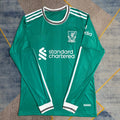 Maillot de football Liverpool 25/26 à manches longues, troisième maillot, marque Le 12 -ème Maillot, vue de face.