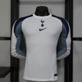 Maillot Tottenham à manches longues 2025-26, marque Le 12 -ème, tissu rouge avec logo et détails blancs, vue frontale.