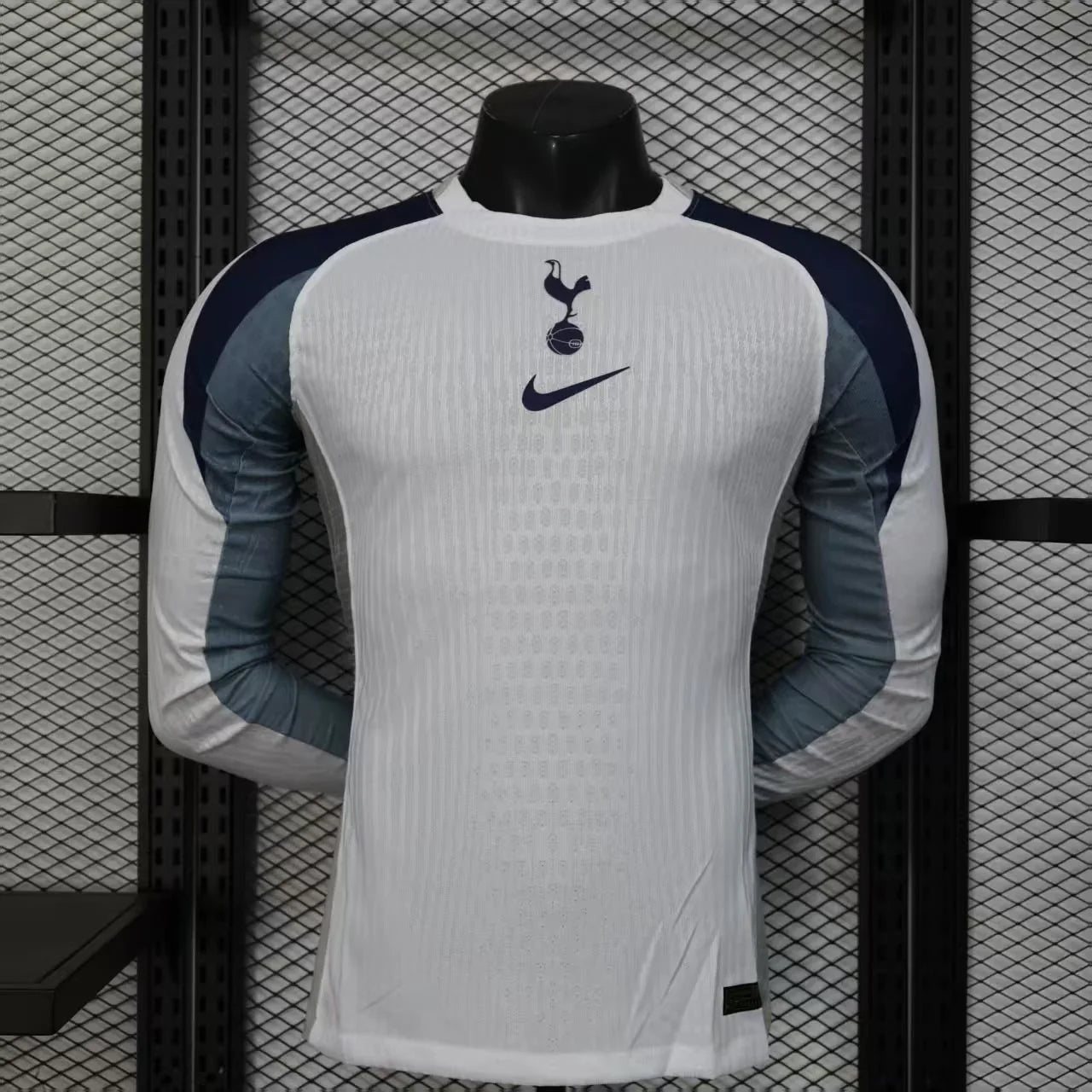 Maillot Tottenham à manches longues 2025-26, marque Le 12 -ème, tissu rouge avec logo et détails blancs, vue frontale.