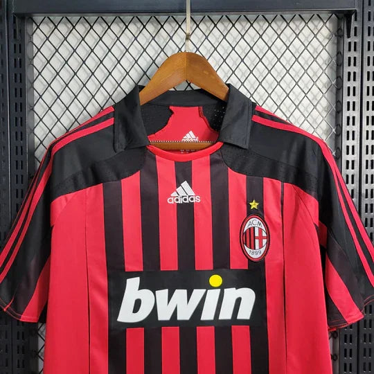Maillot rétro AC Milan 2007-2008 Le 12 -ème Maillot, maillot de football avec logo et détails vintage, vue frontale.