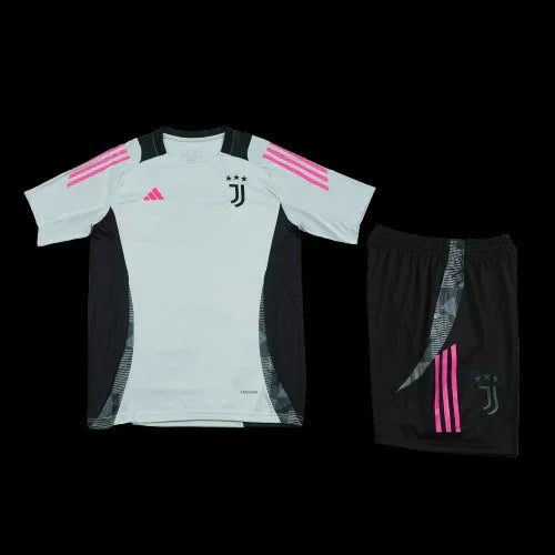 Ensemble Juventus de la marque Le 12 -ème Maillot, maillot et shorts avec logo de l'équipe, vue en gros plan sur le tissu.