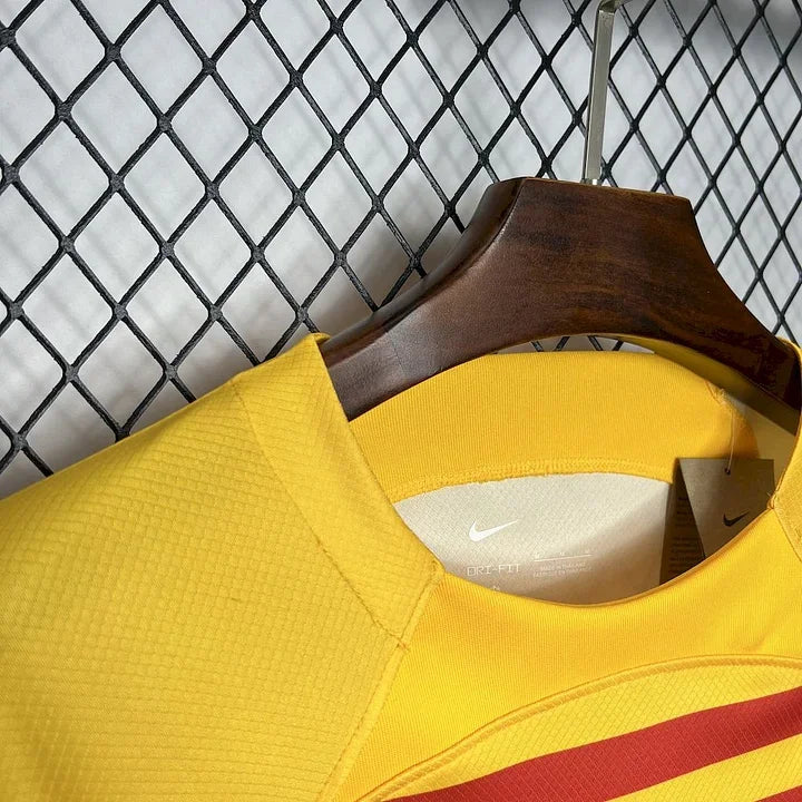 Maillot de football FC Barcelone 2024-2025, maillot third de la marque Le 12 -ème Maillot, vue de face avec logo et design.