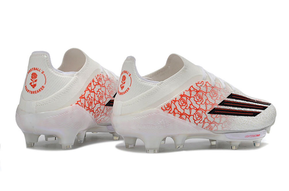 Crampons Adidas F50+.1 pour football, fixations robustes et semelle en caoutchouc, conçus pour la performance sur le terrain.