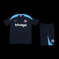 Ensemble Chelsea Le 12 -ème Maillot avec veste et pantalon en tissu bleu et blanc, vue de face sur fond blanc.