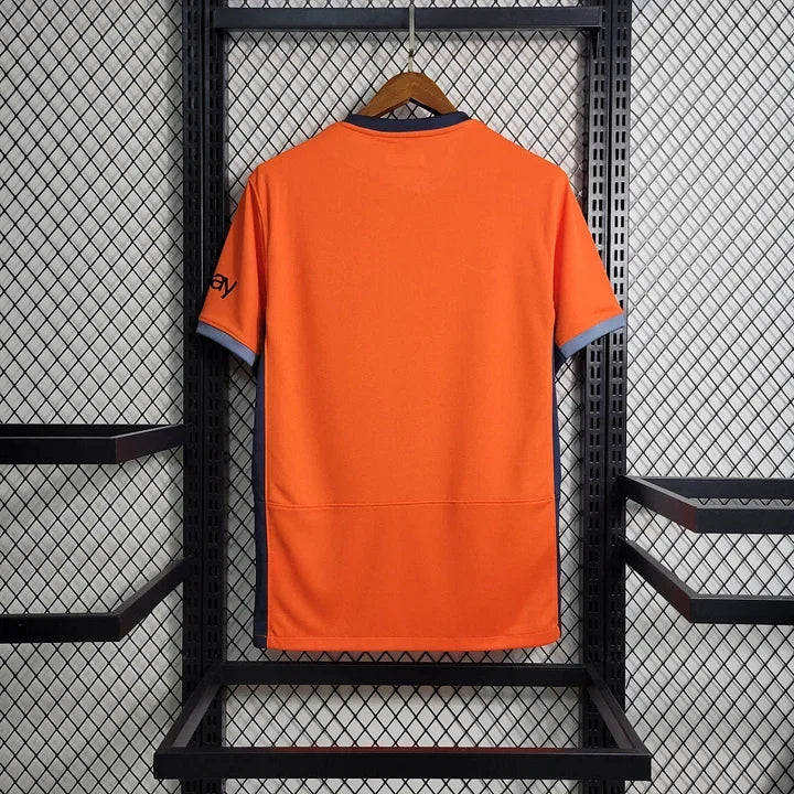 Maillot de football Inter Milan Third Orange 2023 2024, fabriqué par Le 12 -ème Maillot, vue du devant avec logo et détails orange