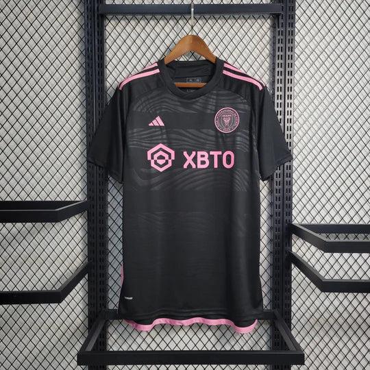 Maillot extérieur de l'équipe Inter Miami saison 2023-2024, marque Le 12 -ème Maillot, vue du devant avec logo et détails.