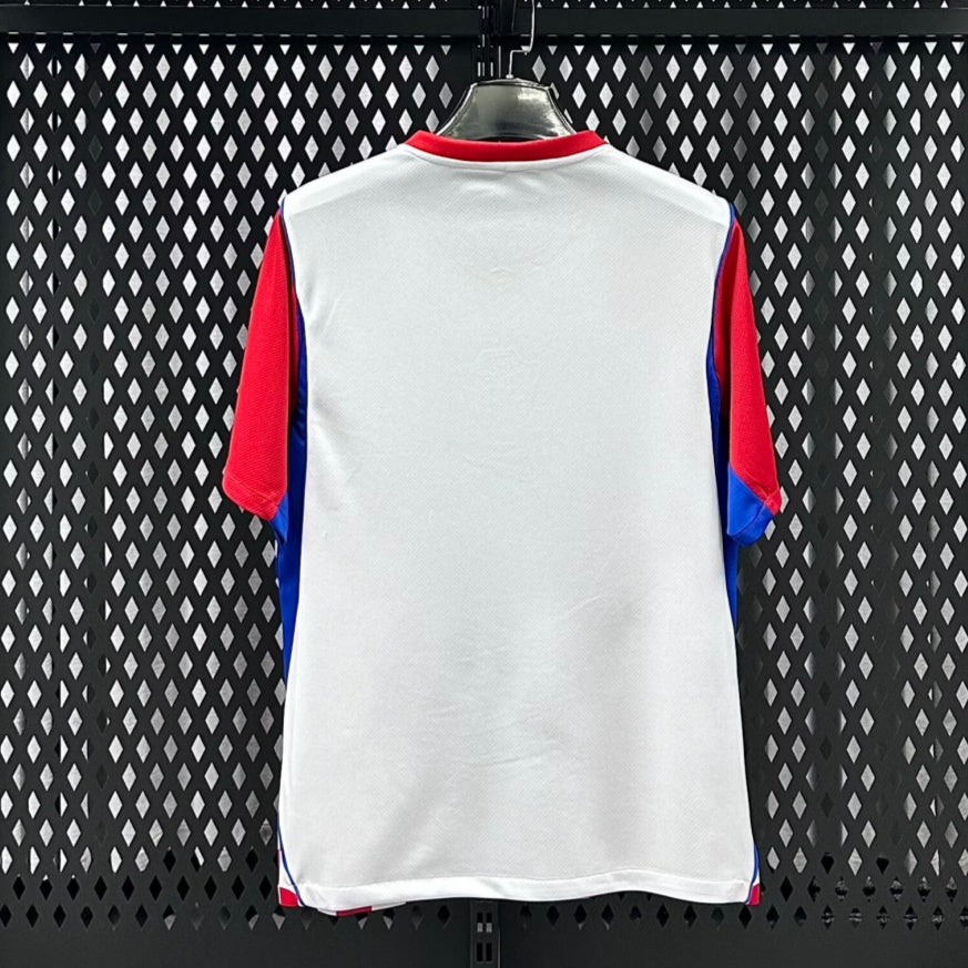 Maillot domicile 25/26 de la Croatie, marque Le 12 -ème Maillot, vue de face avec détails du design rouge et blanc.