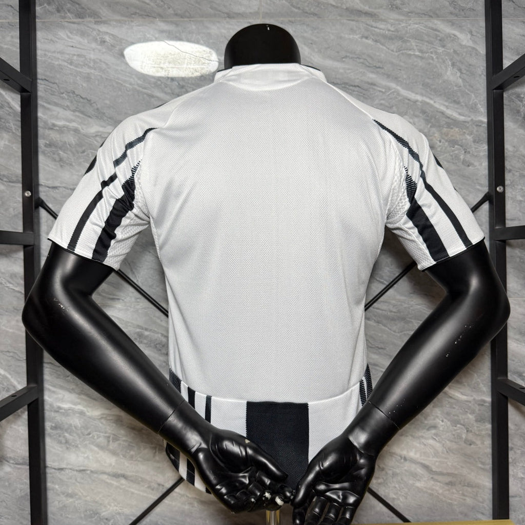 Maillot domicile Juventus 25/26, maillot de joueur de football Le 12-ème Maillot, vue frontale avec logo et design officiel