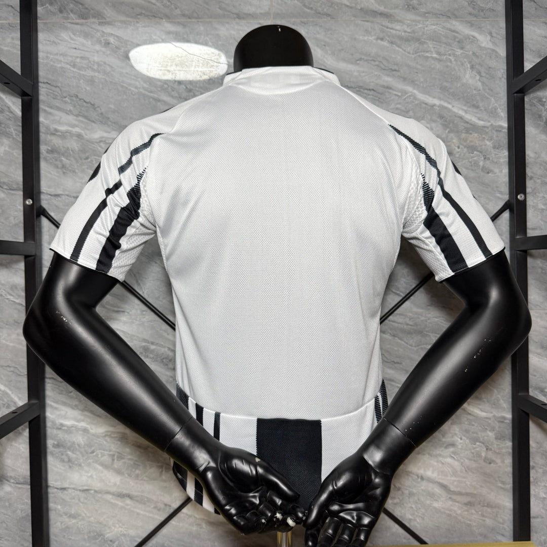 Maillot domicile Juventus 25/26, maillot de joueur de football Le 12-ème Maillot, vue frontale avec logo et design officiel