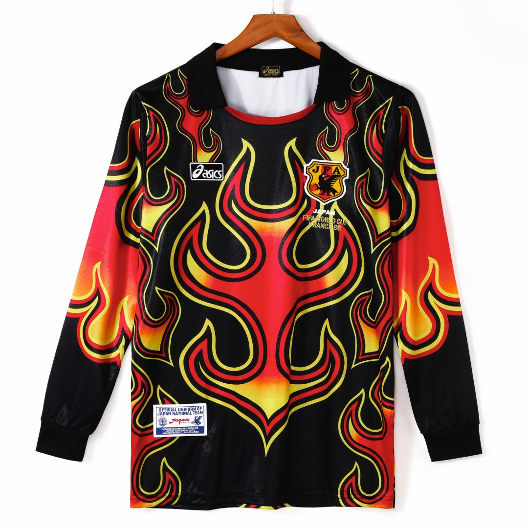 Maillot de football japon rétro 1998 à manches longues, marque Le 12 -ème Maillot, porté par un mannequin.