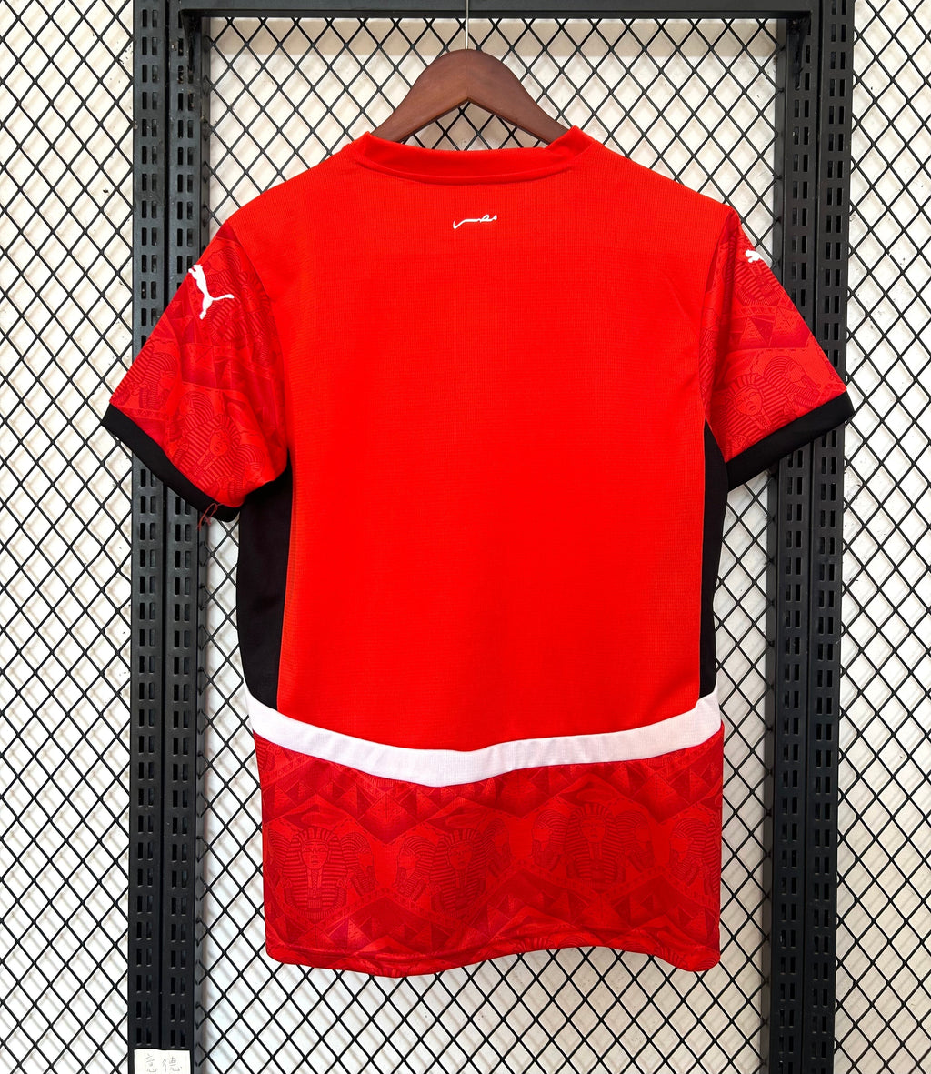 Maillot domicile 2024/2025 de l'Égypte, marque Le 12 -ème Maillot, en tissu léger avec logo officiel et couleurs nationales.