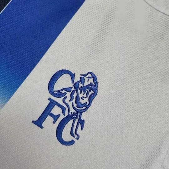 Maillot Chelsea rétro 2003/2005, maillot de football bleu avec logo et détails blancs, porté par un mannequin.
