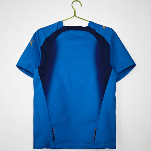Maillot domicile rétro de l'Italie 2006, marque Le 12 -ème Maillot, en bleu avec logo national et détails vintage.