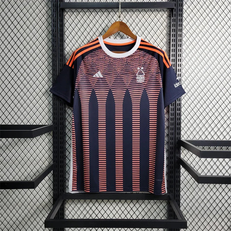 Maillot extérieur Nottingham Forest 2023-24 Le 12 -ème, maillot de football avec logos et détails en bleu et blanc.