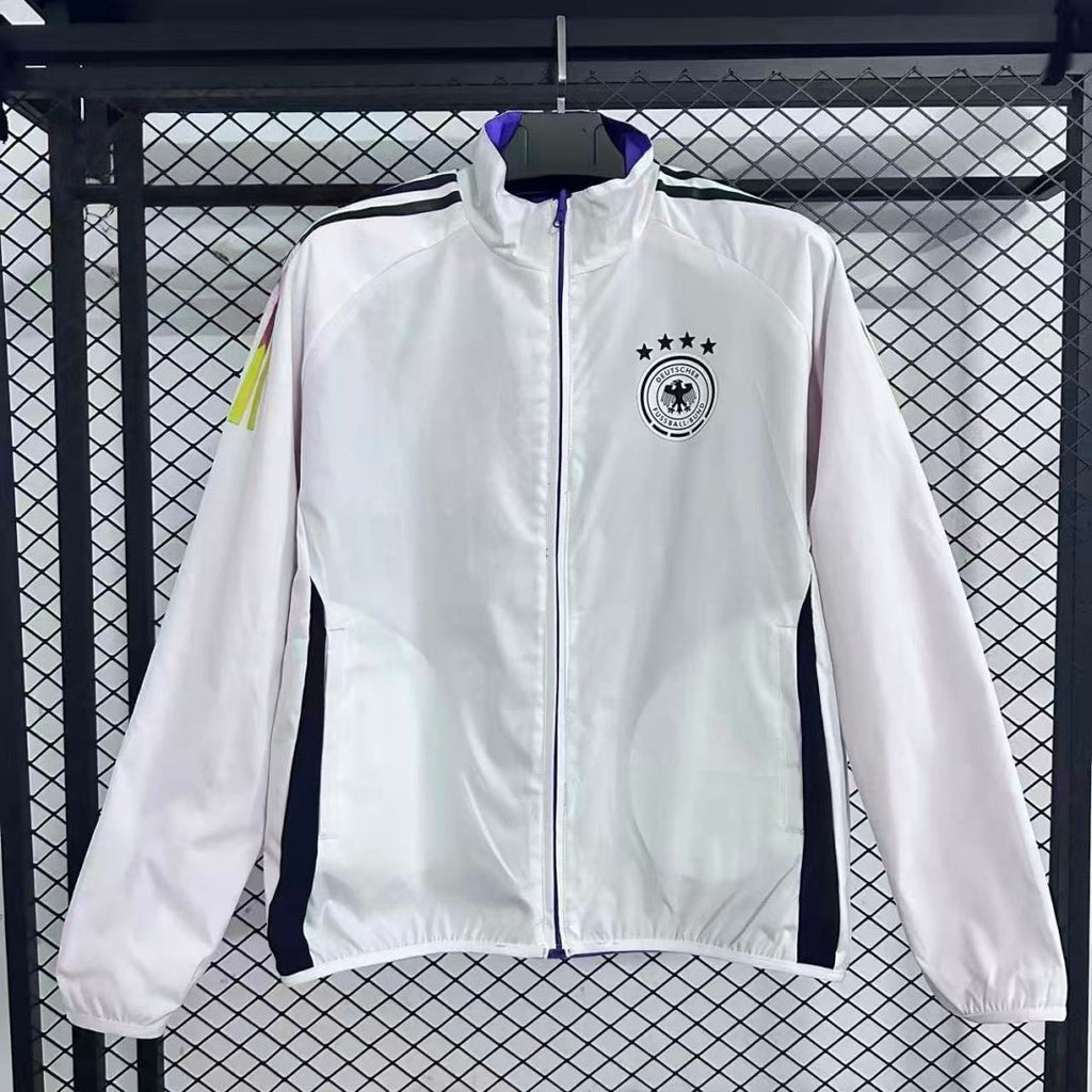 Veste coupe-vent réversible Le 12 -ème Maillot Allemagne, légère avec logo visible, portée en extérieur.