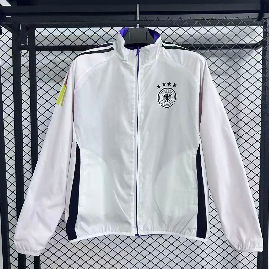Veste coupe-vent réversible Le 12 -ème Maillot Allemagne, légère avec logo visible, portée en extérieur.