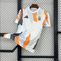 Maillot 24-25 Real Madrid Le 12 -ème Maillot, maillot de football blanc avec logo du club et détails bleus, vue de face