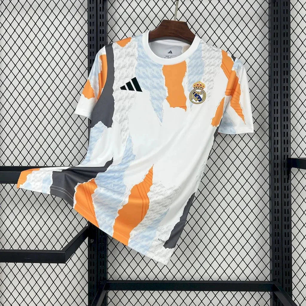 Maillot 24-25 Real Madrid Le 12 -ème Maillot, maillot de football blanc avec logo du club et détails bleus, vue de face