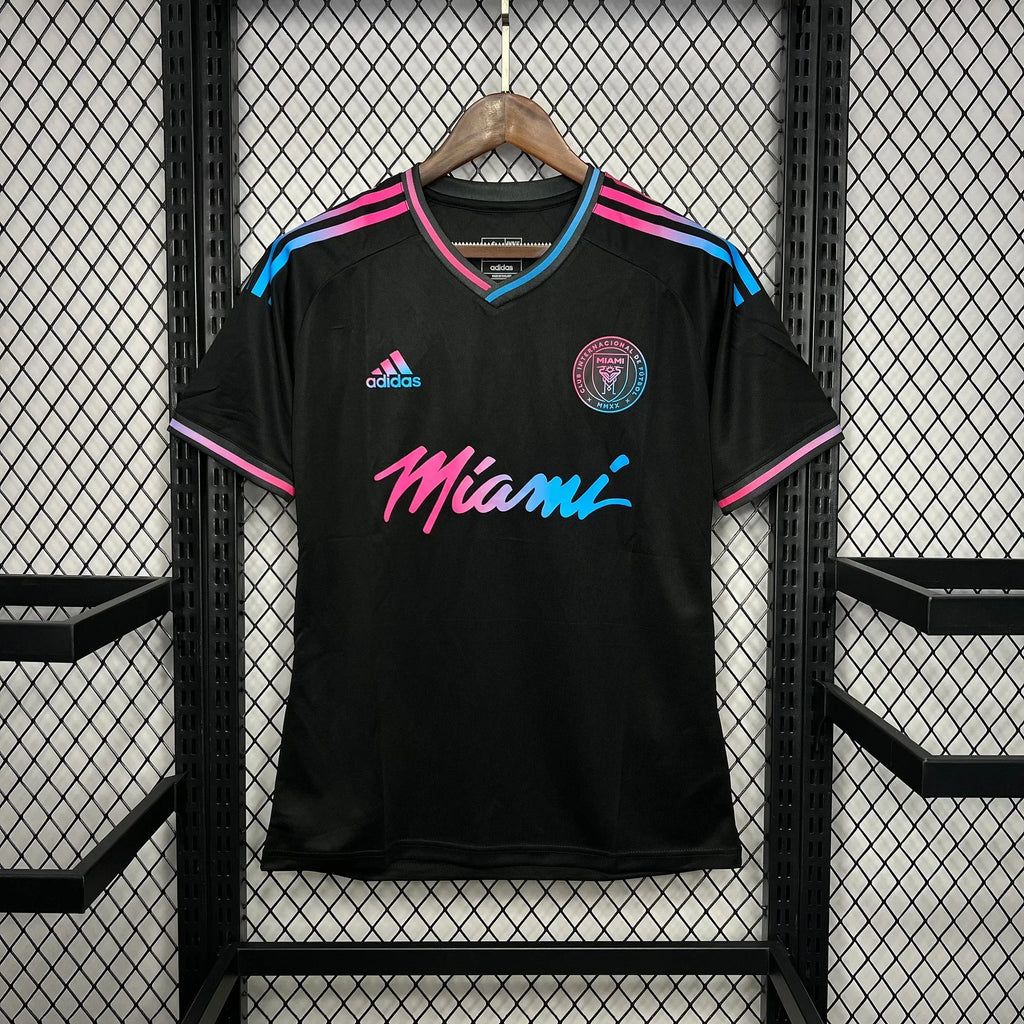 Maillot de football Inter Miami 2024-2025, concept, par Le 12-ème Maillot, vue de face avec détails du design.