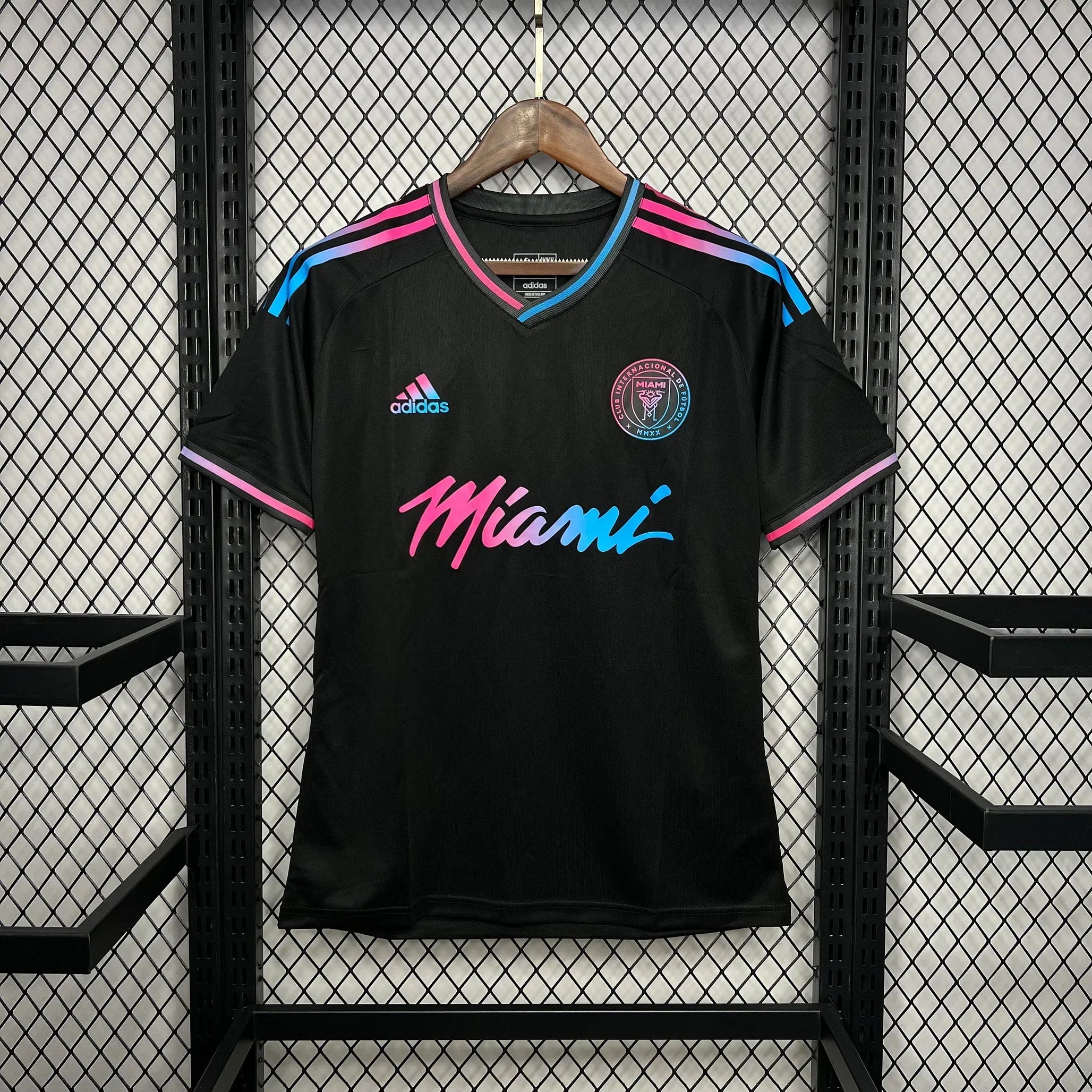 Maillot de football Inter Miami 2024-2025, concept, par Le 12-ème Maillot, vue de face avec détails du design.