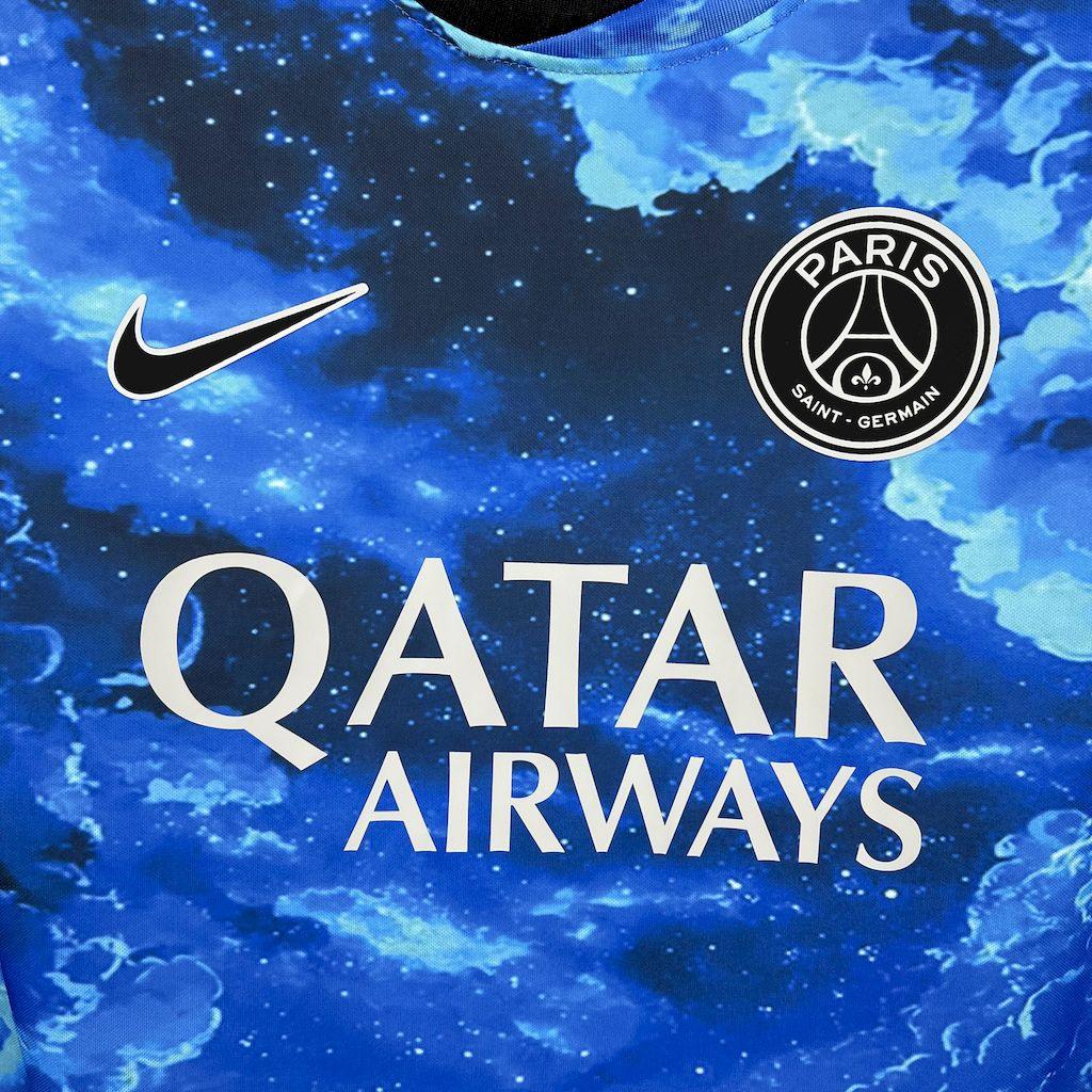 Maillot concept PSG 2025-26 de Le 12 -ème Maillot, maillot de football bleu avec logo PSG et détails modernes.