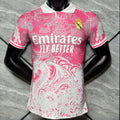Maillot de football Real Madrid 25/26 Le 12 -ème Maillot, spécial joueur rose, vue frontale avec logo et détails du maillot.