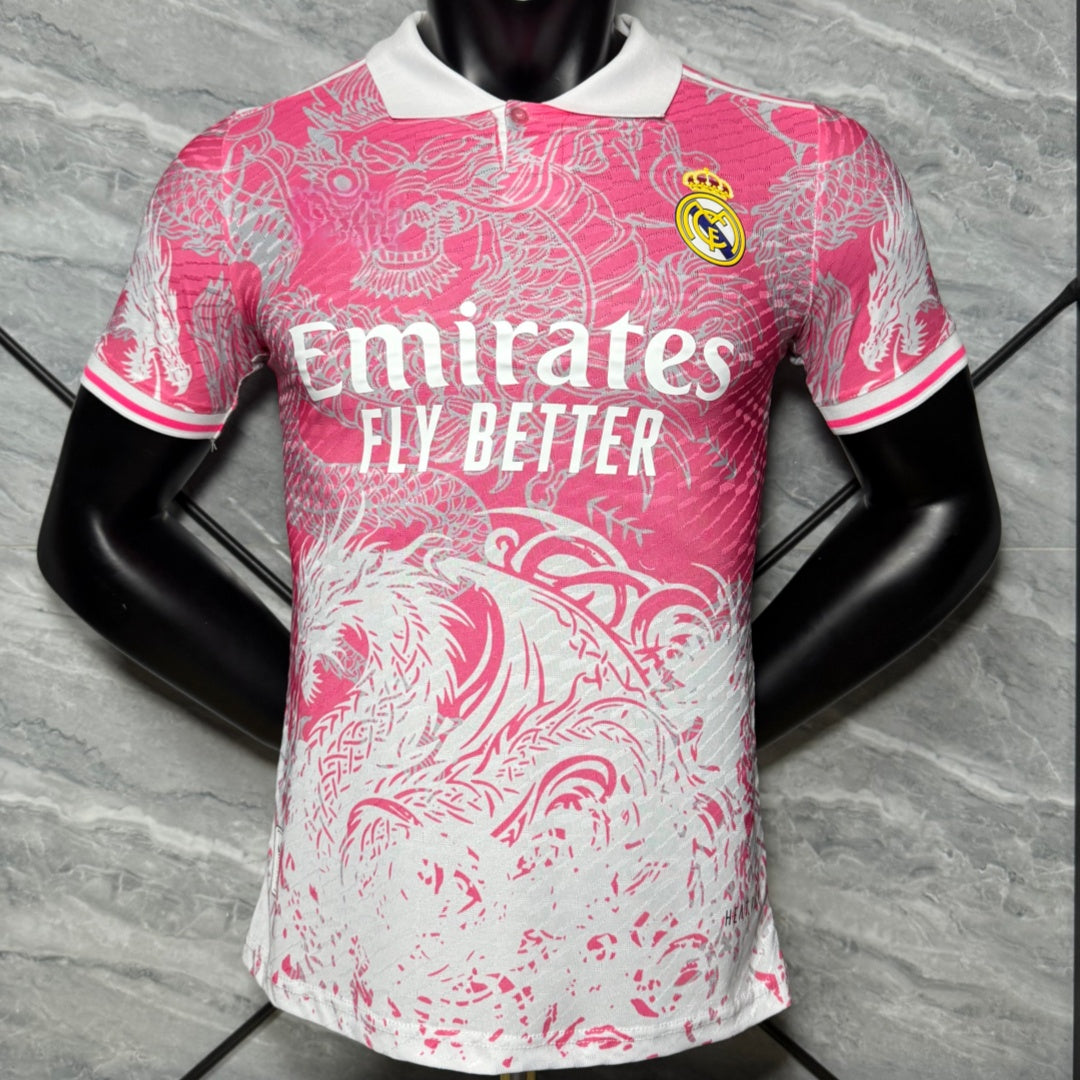 Maillot de football Real Madrid 25/26 Le 12 -ème Maillot, spécial joueur rose, vue frontale avec logo et détails du maillot.